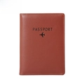 Protège-passeport en cuir marron avec protection RFID et icône d'avion minimaliste - café
