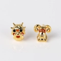 Détail de boucles d'oreilles asymétriques en forme de bouledogue et mouton doré - Bouledogue et Chèvre Asymétriques (XED245) / Doré