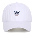 Vue détaillée de la casquette blanche en coton lavé avec broderie bleue de la lettre W - Blanc