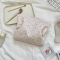 Détail de la trousse de maquillage rose fleurie en toile de coton avec logo Sozakka - Rose Clair