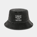 Dettaglio di cappello a secchiello in cotone con ricamo '80 YEARS' e occhielli metallici - 80° Compleanno Nero