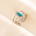 Gros plan d'une bague multicouche en argent vintage avec pierre turquoise sur tissu beige - Ouvert Réglable / Argent-Turquoise