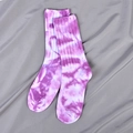 Calcetines de algodón suave con patrón tie-dye violeta y blanco en fondo gris - Púrpura
