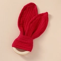 Detail van rode katoenen konijnenoren op een gladde natuurlijke houten baby bijtring - Rood