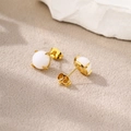 Orecchini a lobo minimalisti in oro 18k con inserto in pietra naturale bianca - Stud orecchini / Bianco