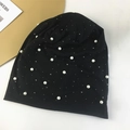 Gros plan du bonnet noir en maille avec des perles blanches élégantes et strass brillants - Noir