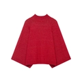 Detalle de jersey de punto rojo con cuello alto que muestra la textura y mangas anchas de capa - S / Rojo