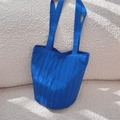 Vue détaillée du sac cabas plissé bleu roi avec des plis verticaux et fini satiné - Bleu