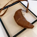 Détail du collier pochette croissant en similicuir marron avec zip métallique - Marron