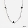 Zilveren slangenketting met sterhangers en geometrische details van zwart email - Zilveren Zwarte Ster Ketting (PDD244)