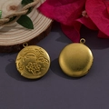 Medaillon en laiton dore avec relief floral vintage et surface arrière lisse - N°20 Médaillon Rond à Relief Floral (20*23mm)