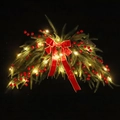 Kerstkrans met rode bessen, dennennaalden, fluwelen strik en warme LED-verlichting - N902/70 Deurdecoratie (Met Licht)