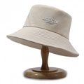 Bob en coton beige clair avec broderie Brooklyn City Boy sur support en bois naturel - Beige Clair