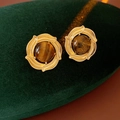 Detailaufnahme der goldenen Vintage-Ohrringe mit poliertem braunem Tigerauge-Stein - Gold-Braun (Tigerauge-Stil)