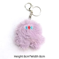 Macro-opname van paarse pluche monster sleutelhanger met maten 8cm bij 8cm - Sleutelhanger Type (Geen Speld) / Paars Monster