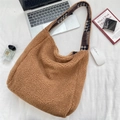 Borsa hobo in peluche marrone caramello con fodera a quadri e morbida texture in pile - Marrone