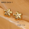 Matte goldene Blumen-Ohrstecker mit Zirkonia auf elegantem Seidenhintergrund - Blumenohrstecker (NMSE-D456-1) / Gold