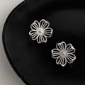 Pendientes de flores plateadas con circonita y perla en una bandeja de cerámica negra - 79# Poste de pendiente de plata - Plata