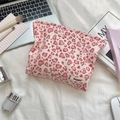 Vue détaillée d'une trousse rose avec motif léopard cœur, papeterie et cosmétiques - Cœur Léopard Rose
