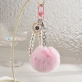 Porte-clés à pompon rose et perles avec pendentif cœur sur un présentoir beige - Chaîne à Crochet + Boule Peluche Cœur [Inclut Attache Téléphone] / Rose