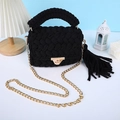 Vue détaillée du sac bandoulière en crochet noir avec chaîne dorée et pendentif gland chic. - S / Noir
