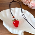 Collier pendentif fraise fait main en résine rouge avec feuille verte sur cordon - Style Cordon Marron Rouge (项链-咖色-红色)