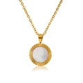 Primer plano detallado del colgante dorado con nácar blanco y bisel con textura fina - Oro-Concha Blanca