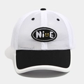 Detail van ademende mesh-kroon en NiCE-smile borduursel op zwart-witte baby baseballpet - 52cm 2-5 Jaar Oud / Zwart