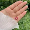 Collana placcata oro con ciondolo a cuore in smalto rosa e silhouette decorativa - Pendaglio con Silhouette di Personaggio a Cuore