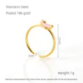 Nahaufnahme des rosa Delphin-Rings aus 18k vergoldetem Edelstahl mit 21mm Durchmesser - Rosa Delfin Stil (ZR646G)