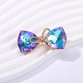 Exquisite vergoldete Schleifenbrosche mit großen irisierenden blau-violetten Kristallen - Regenbogen