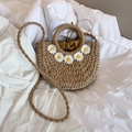 Mini runde Strohtasche mit weißen Gänseblümchen-Applikationen und gelbem Innenfutter - Gänseblümchen Halbmond-Braun