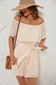 Dettaglio della tutina a pieghe color beige con spalle scoperte, volant e cintura - S / Albicocca