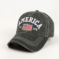 Détail de la broderie AMERICA et du patch drapeau USA sur casquette vintage - Réglable / Vert Foncé