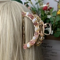 Gouden haarklem met roze stenen en parels getoond op het haar van een mannequin - Aardbeienkwarts + Diepzee Parel Gouden Haarklem