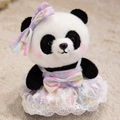Panda-Plüschtier in lila Blumenkleid mit Spitzenbesatz und passender Schleife - Buntes Ölgemälde Kleid Stil