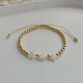 Bracciale regolabile con perline dorate e stelle in madreperla su cordino intrecciato - Bracciale Pentagramma