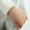 Bracelet élégant en argent scintillant porté au poignet pour un look de bijoux minimaliste - Bracelet Argent / 14+5cm