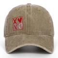 Dettaglio del ricamo XOXO e del motivo a cuore su un cappellino in cotone lavato - Regolabile / Kaki