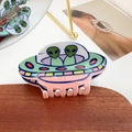 Pinza para el pelo colorida de acrílico con diseño de OVNI y alienígena de acabado brillante - 9.7cm / Rosa y Verde