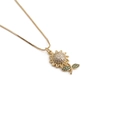 Collana girasole dorata con zirconi e foglie verdi su una raffinata catena veneziana - Girasole / Oro