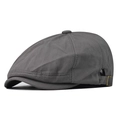 Detalle de gorra plana gris con hebilla de ajuste de cobre y tejido de algodón denso - Ajustable / Gris
