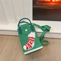 Detail der grünen gestrickten Weihnachtssocken-Handytasche mit Metall-Druckknopf - Weihnachtssocke Grün