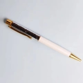 Dettaglio della penna a sfera in cristallo con clip dorata e pietre marroni - Refill Nero 14cm / Tormalina Nera