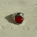 Anello minimalista in acciaio al titanio argento con una gemma ovale di agata rossa - US 6 / Argento con pietra rossa