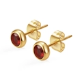 Détail de boucles d'oreilles clous zircon rouge rond avec plaquage or 18K PVD et fermoirs papillon - Rouge grenat