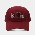 Detalle de gorra de béisbol de algodón rojo oscuro con bordado blanco de MOM - Contorno MOM / Burdeos