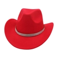 Détail d'un chapeau de cowboy rouge en feutre avec bandeau en strass argentés - Bordeaux