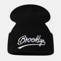 Λεπτομέρεια λευκού κεντήματος Brooklyn σε μαύρο πλεκτό σκούφο με γύρισμα - Ένα μέγεθος / Μαύρο