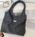 Détail du sac cabas en feutre gris foncé avec motif d'étoiles et doublure à carreaux - Gris